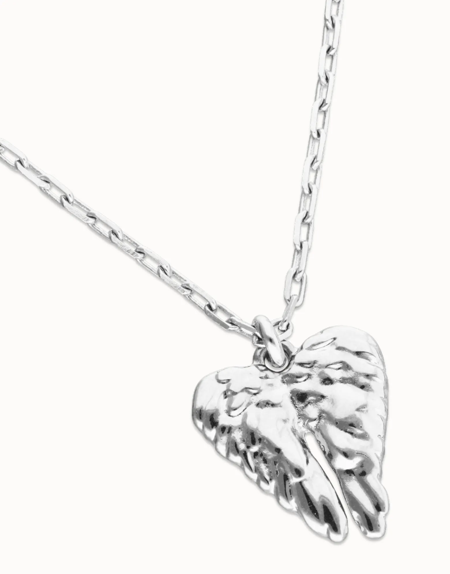 Collar corto bañado en plata de ley con detalle de alas