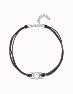 Collar corto de cuatro tiras de cuero y abalorio central con perla