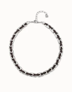 Collar corto de cuero y eslabones bañados en plata de ley