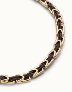 Collar corto de cuero y eslabones bañados en oro de 18k
