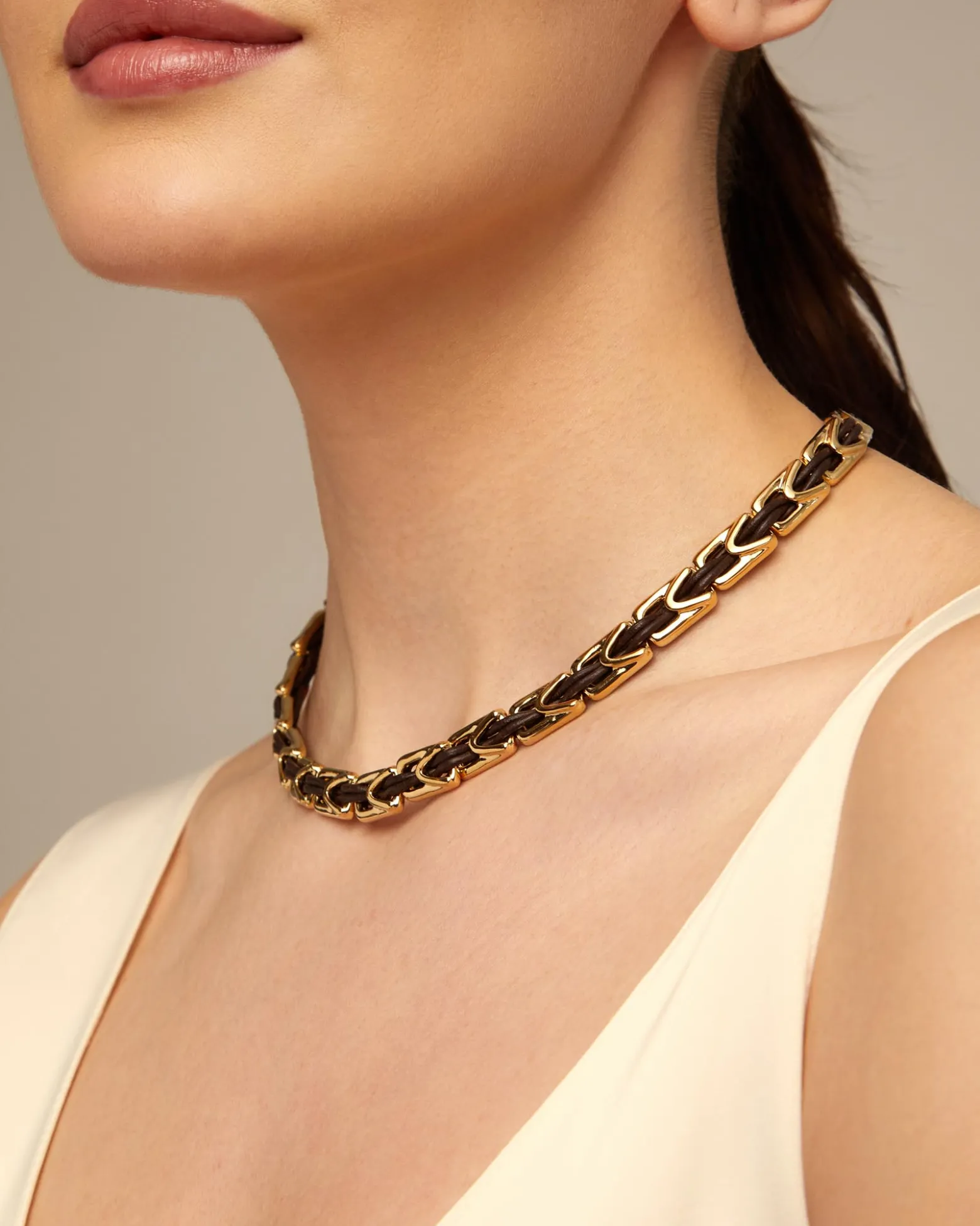 Collar corto de cuero y eslabones bañados en oro de 18k