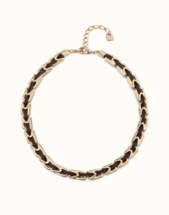 Collar corto de cuero y eslabones bañados en oro de 18k