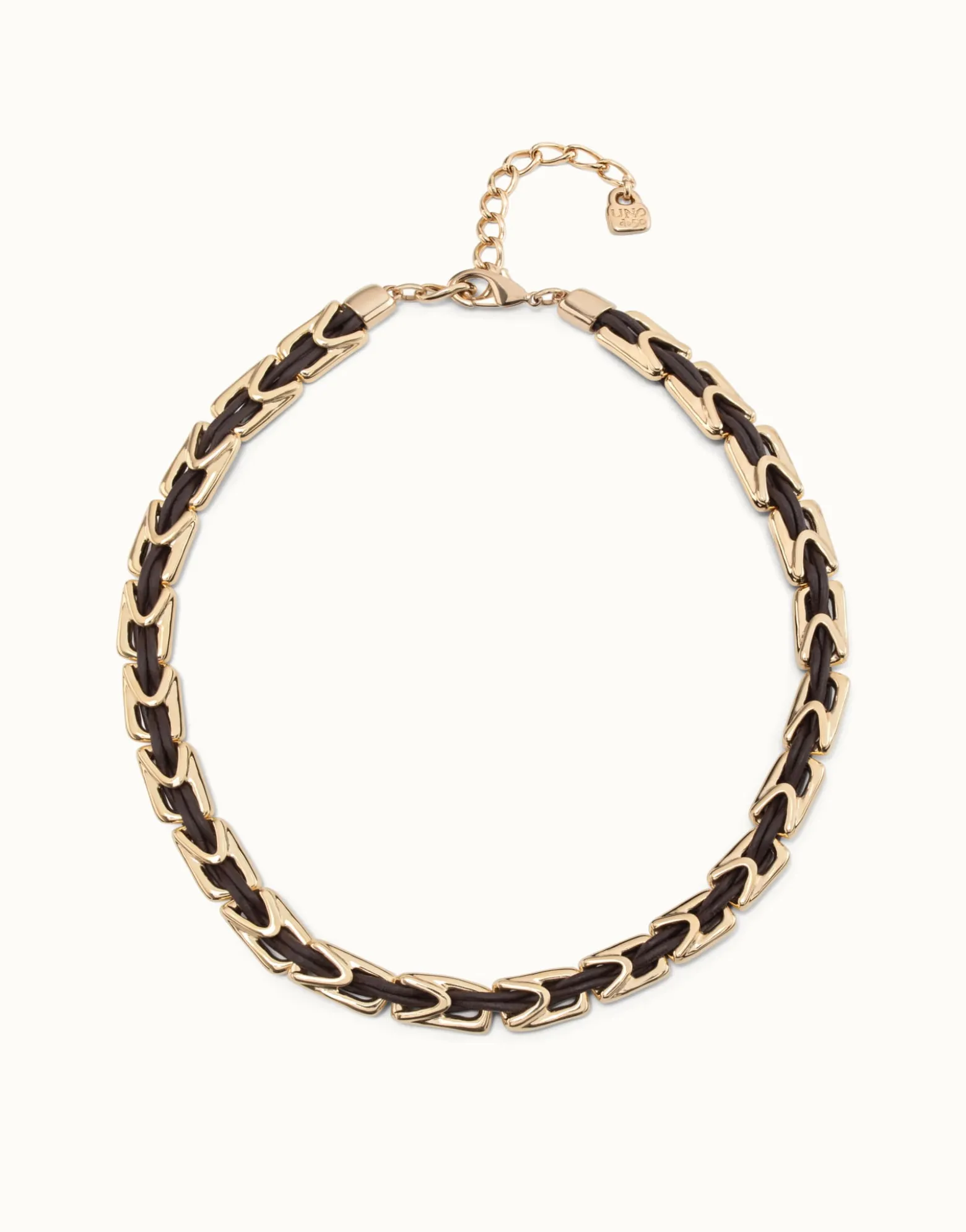 Collar corto de cuero y eslabones bañados en oro de 18k