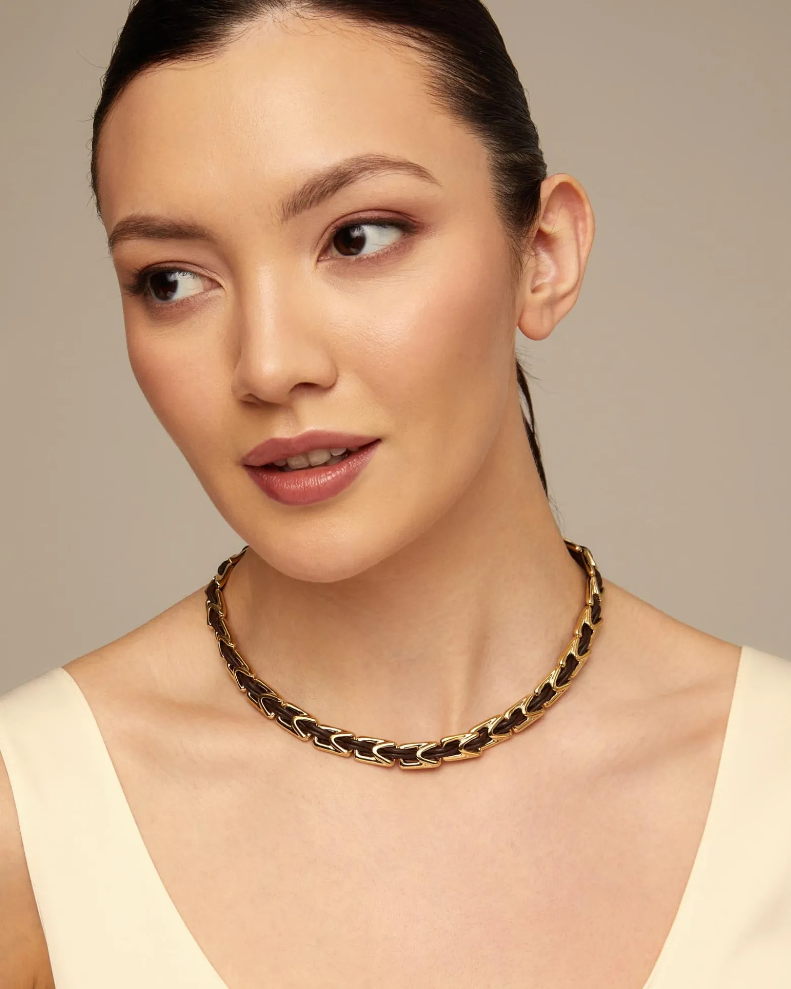 Collar corto de cuero y eslabones bañados en oro de 18k