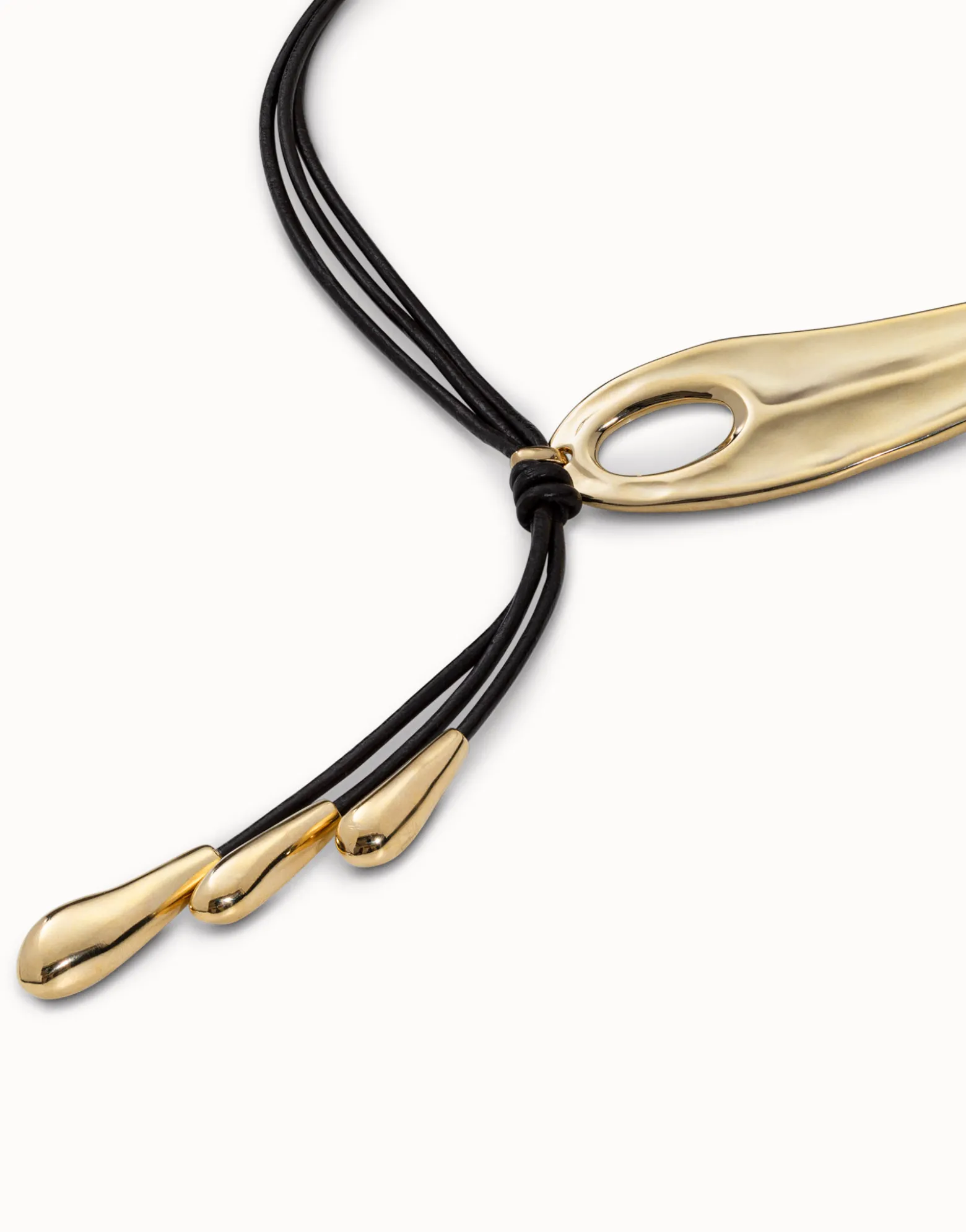 Collar corto de latigo ajustable con ala de libelula bañado en oro de 18k y 3 flecos con gotas