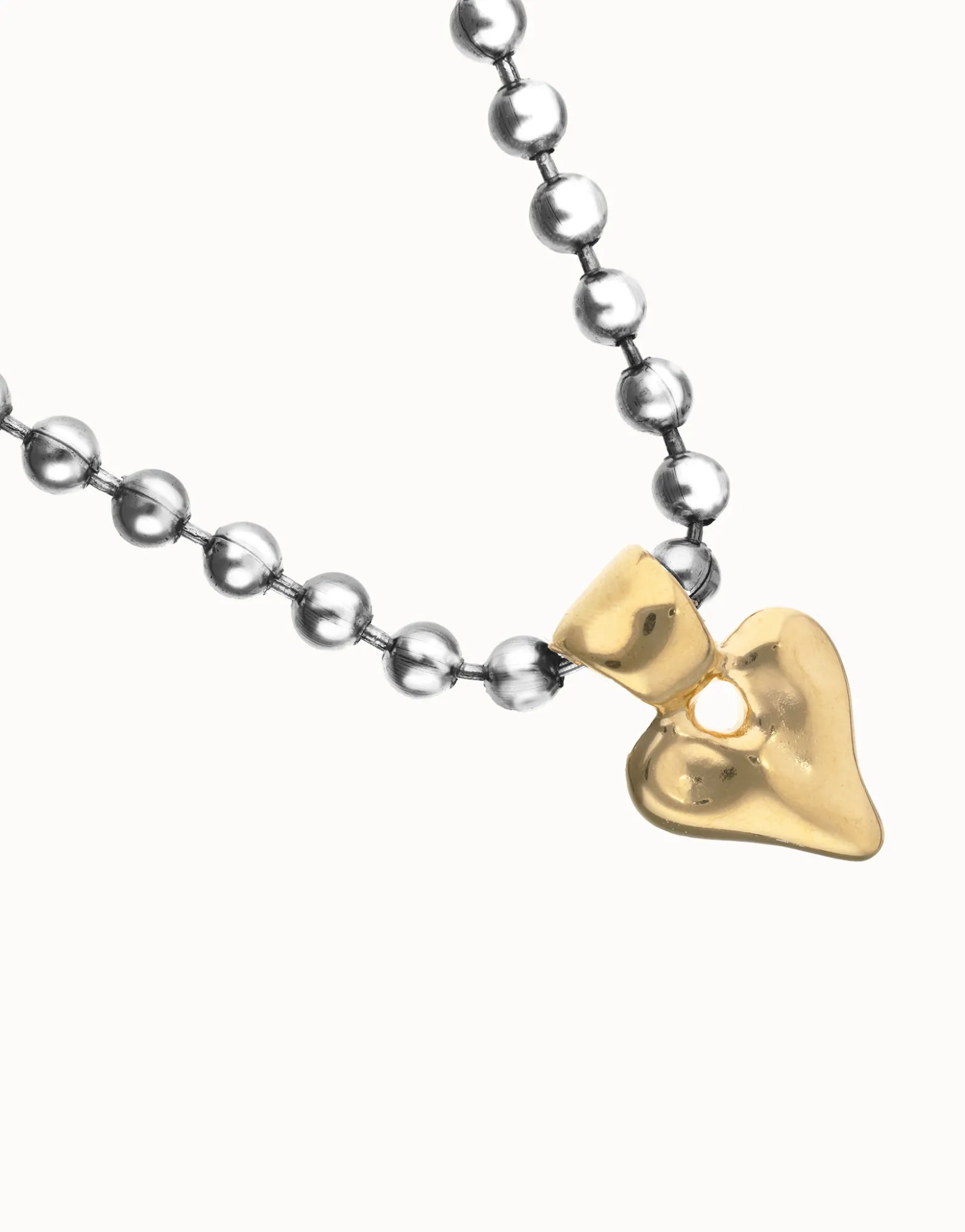 Collar de bolas bañada en plata con detalle de corazón en oro 18k