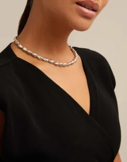 Collar de cuentas ovaladas bañadas en plata de ley.