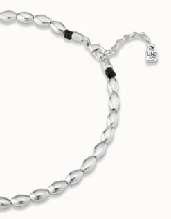 Collar de cuentas ovaladas bañadas en plata de ley.