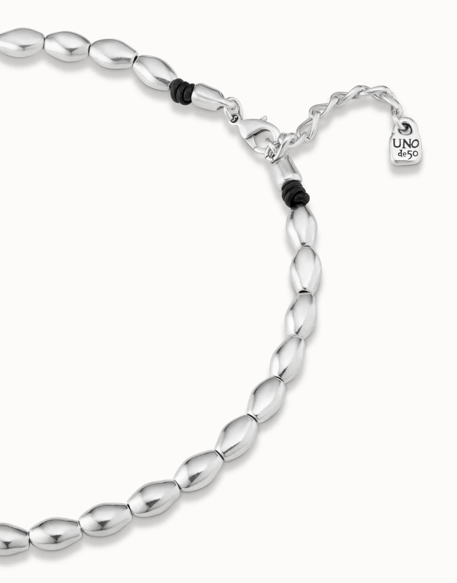 Collar de cuentas ovaladas bañadas en plata de ley.
