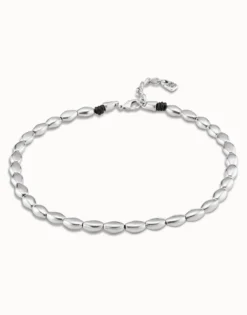 Collar de cuentas ovaladas bañadas en plata de ley.