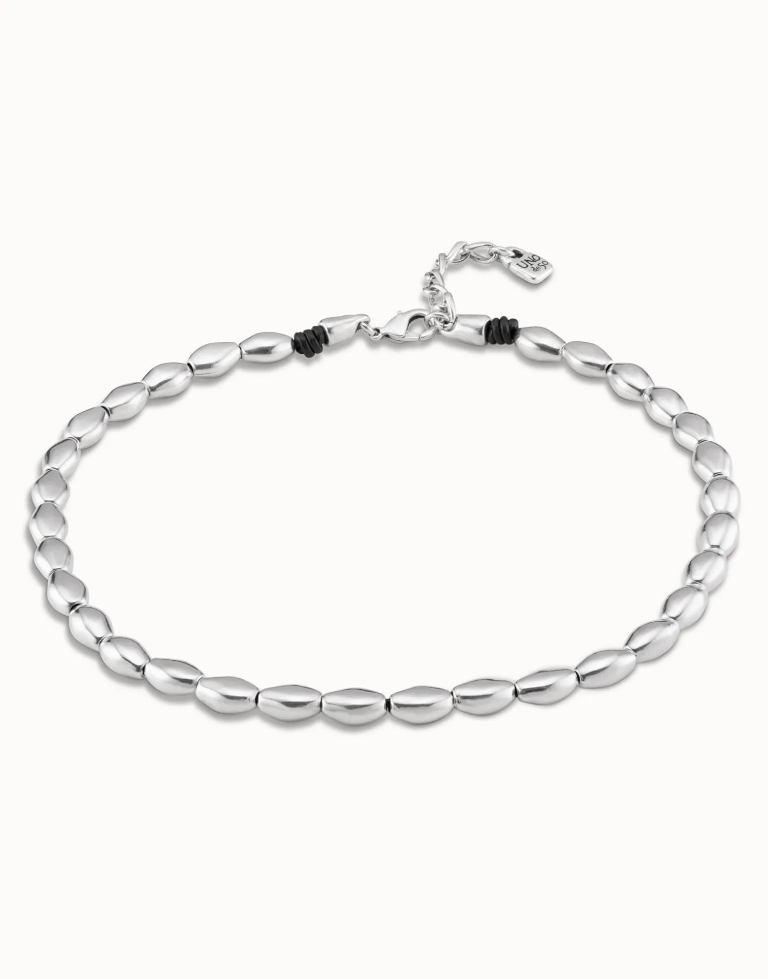 Collar de cuentas ovaladas bañadas en plata de ley.