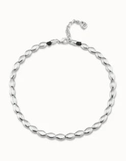 Collar de cuentas ovaladas bañadas en plata de ley.