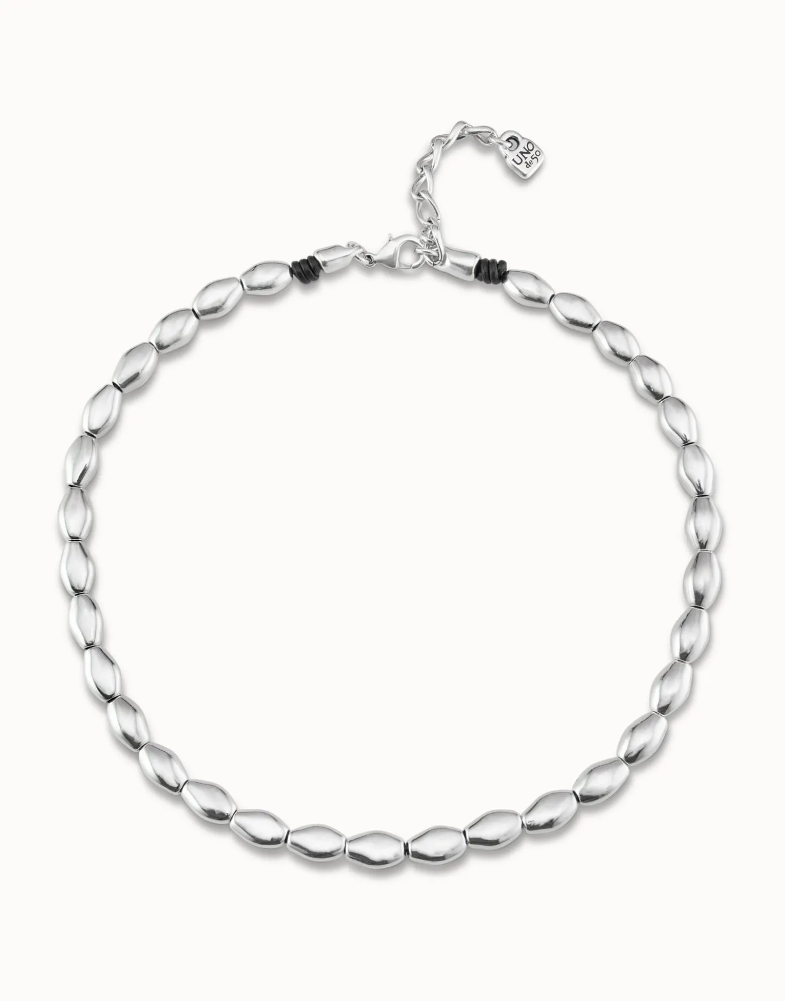 Collar de cuentas ovaladas bañadas en plata de ley.