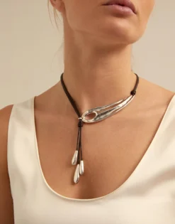 Collar de cuero ajustable con ala de libélula bañado en plata de ley