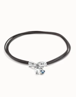 Collar de cuero con cierre central con charm de perla y cristal.