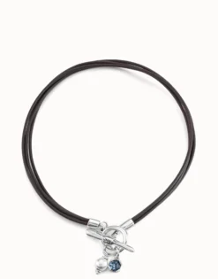 Collar de cuero con cierre central con charm de perla y cristal.