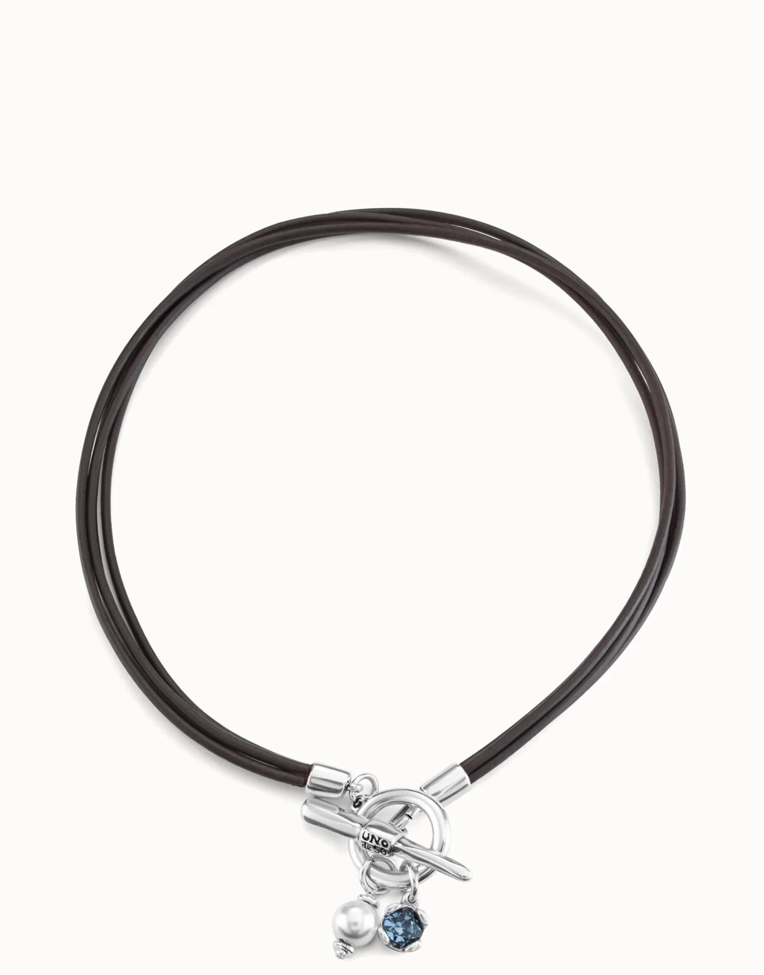 Collar de cuero con cierre central con charm de perla y cristal.
