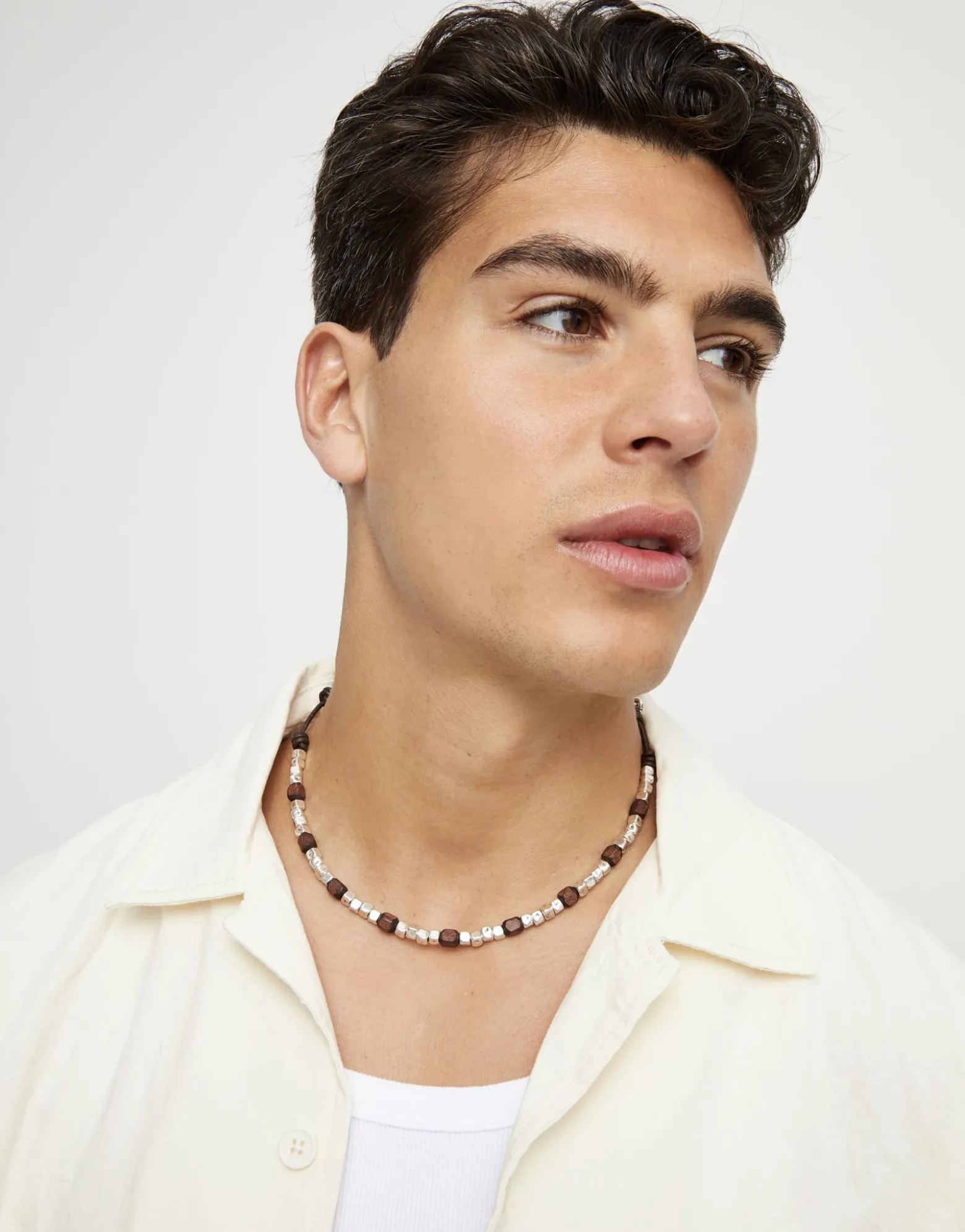 Collar de cuero con cuentas en plata y madera