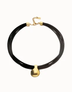 Collar de cuero con esfera grande bañada en oro 18k