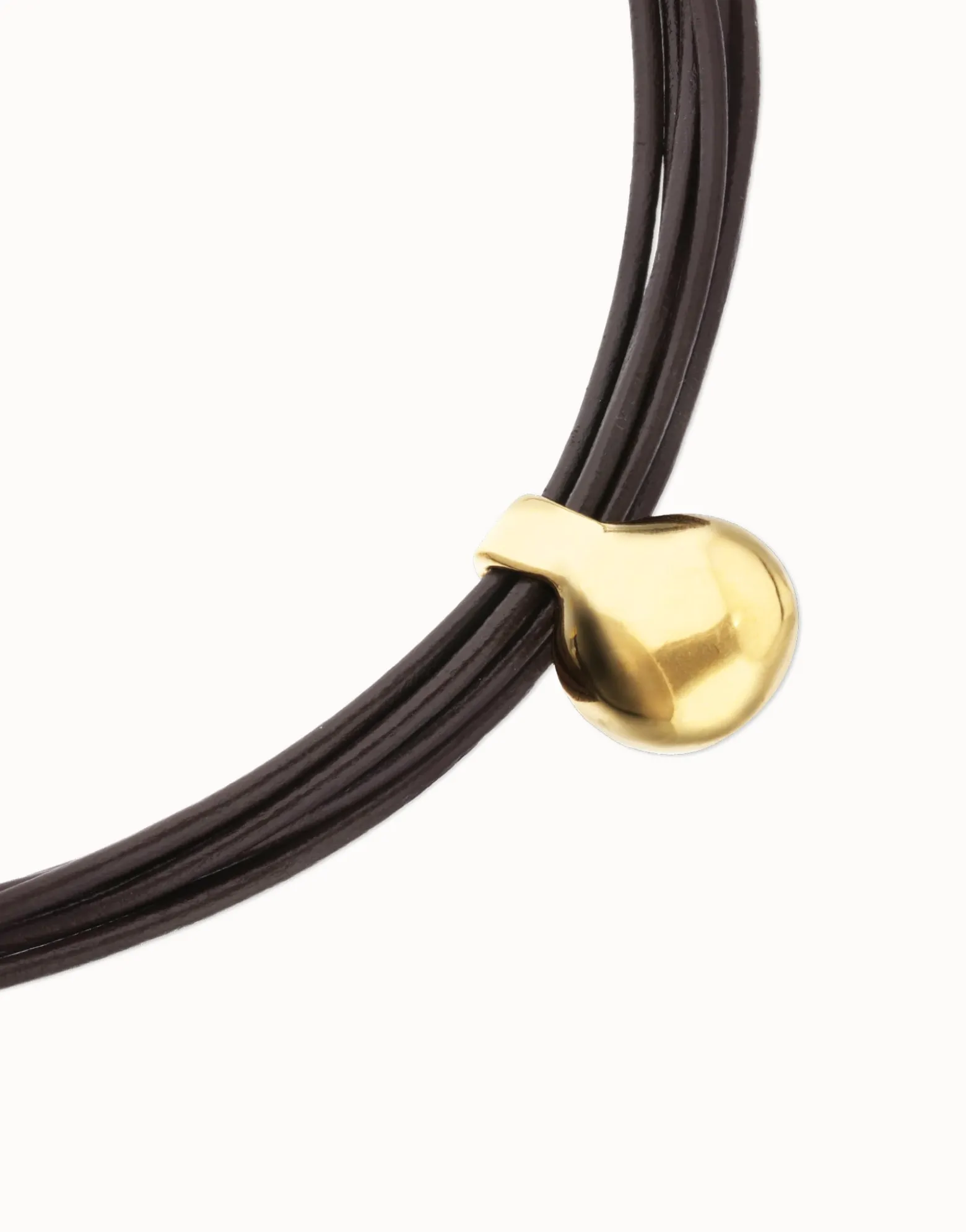 Collar de cuero con esfera grande bañada en oro 18k