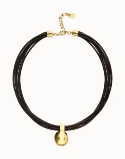 Collar de cuero con esfera grande bañada en oro 18k