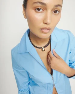 Collar de cuero con esfera grande bañada en oro 18k