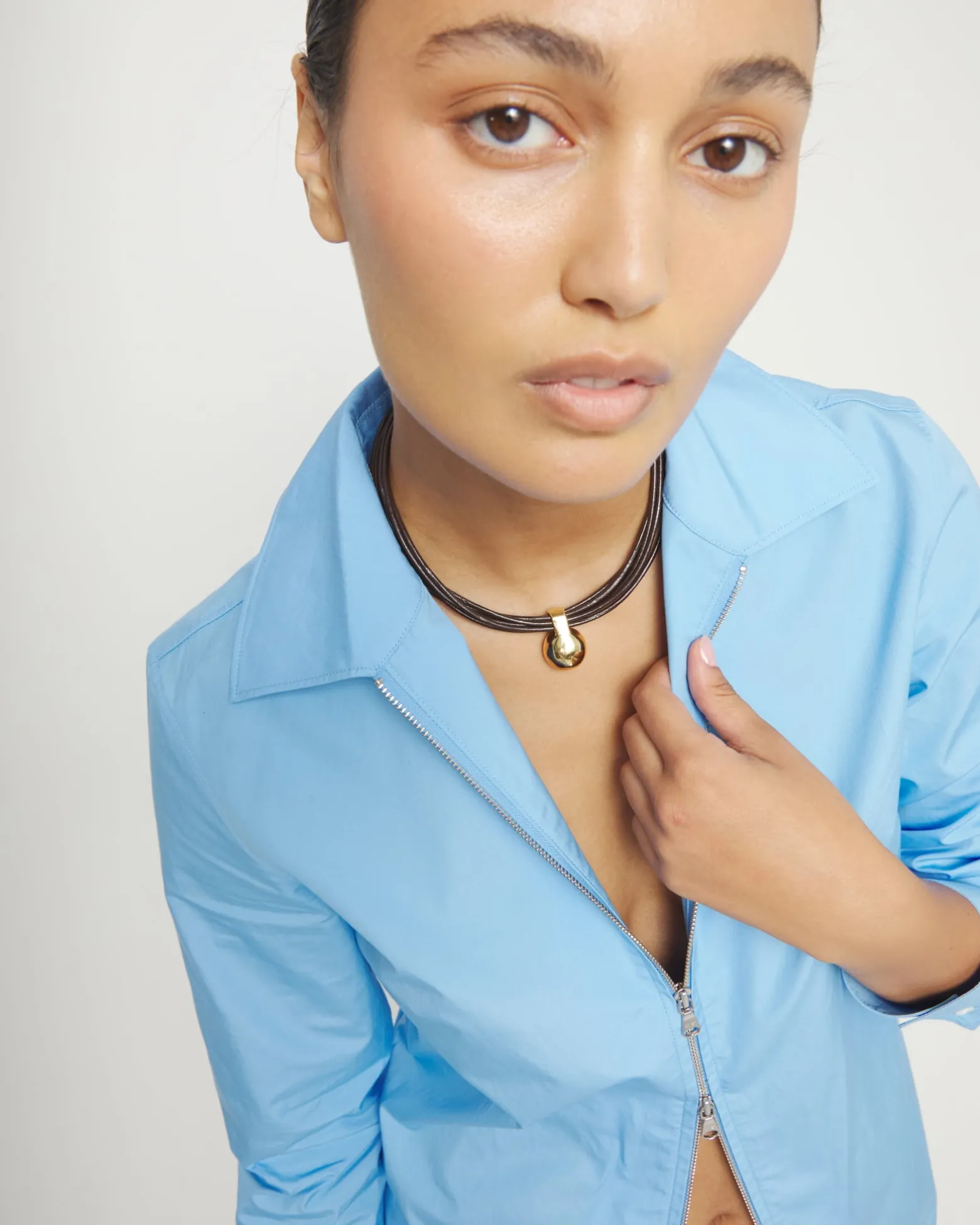 Collar de cuero con esfera grande bañada en oro 18k