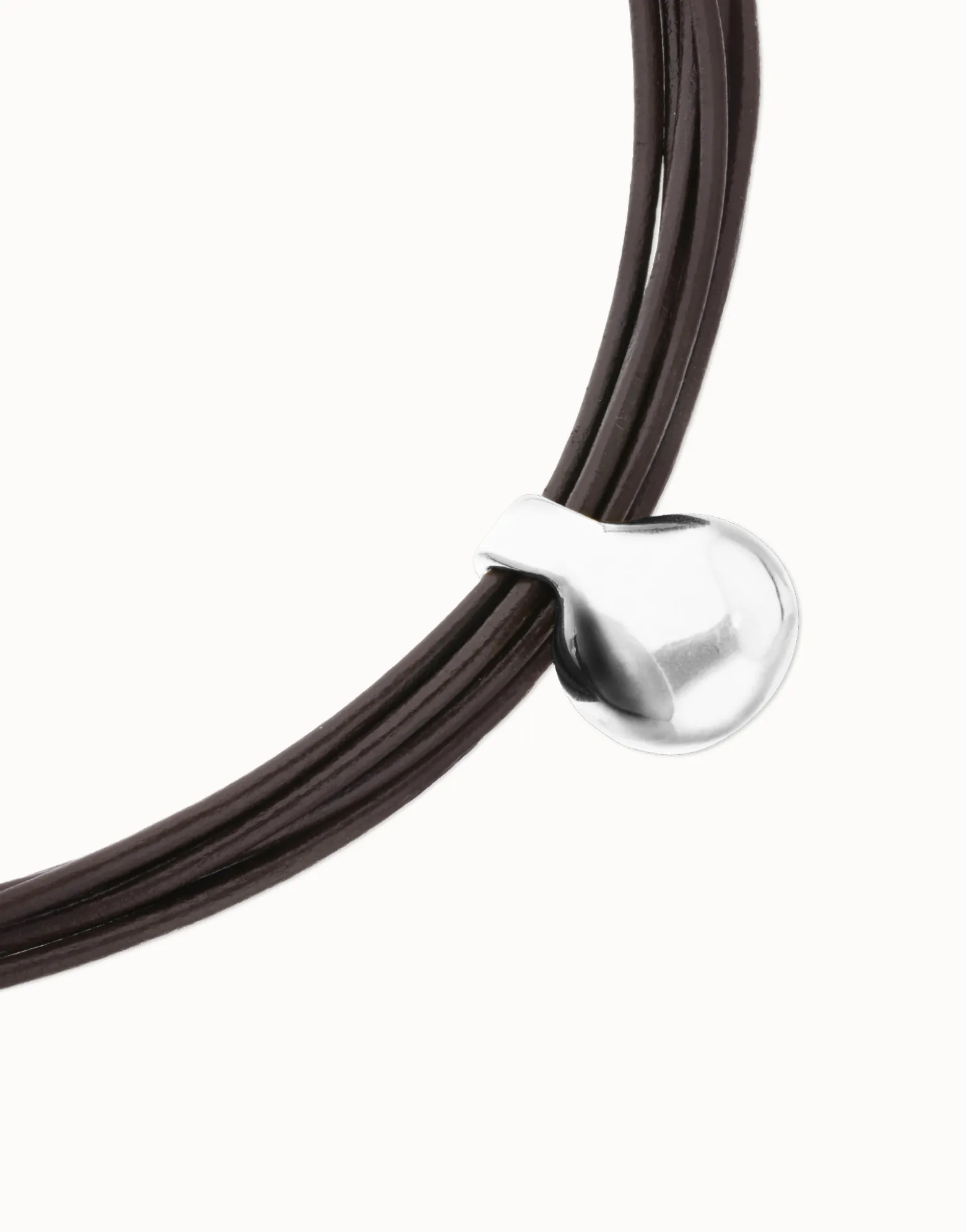 Collar de cuero con esfera grande bañada en plata de ley
