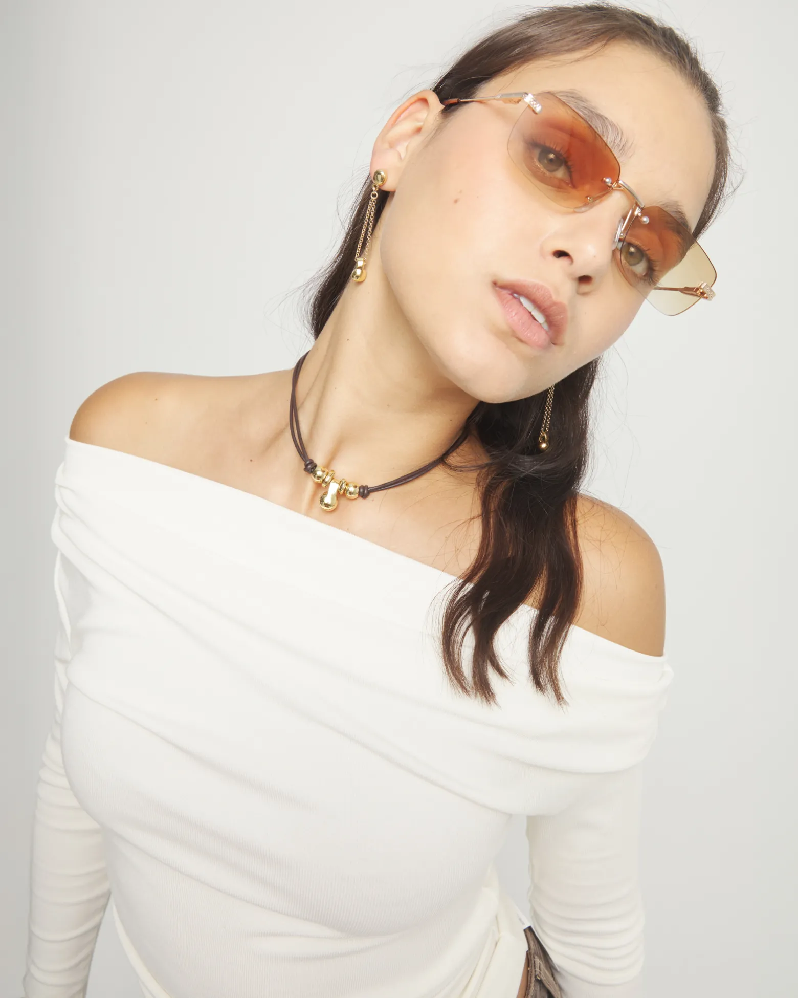 Collar de cuero con tres esferas bañadas en oro 18k