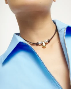 Collar de cuero con tres esferas bañadas en mix de plata y oro 18k
