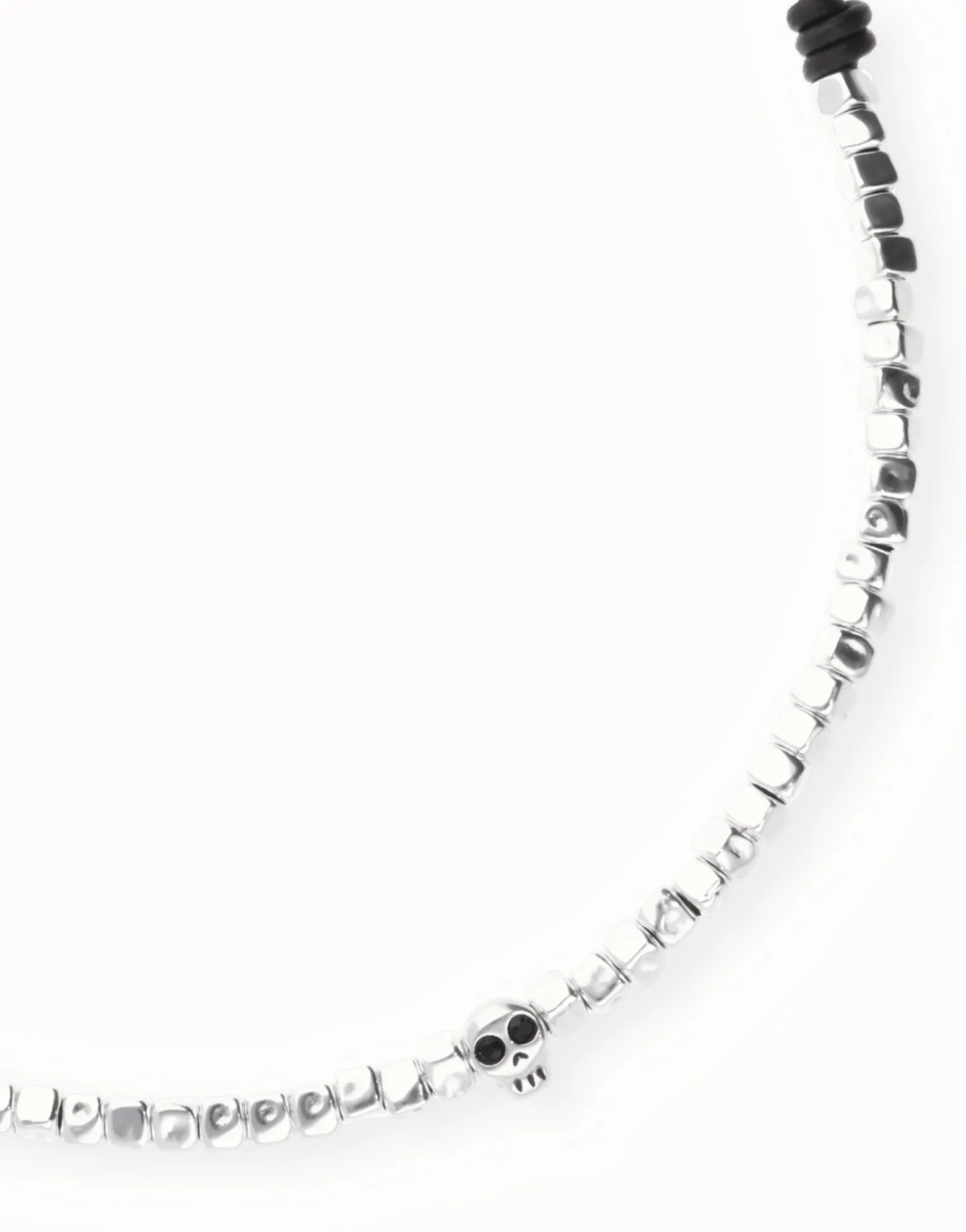 Collar de cuero y cuentas con detalle de calavera