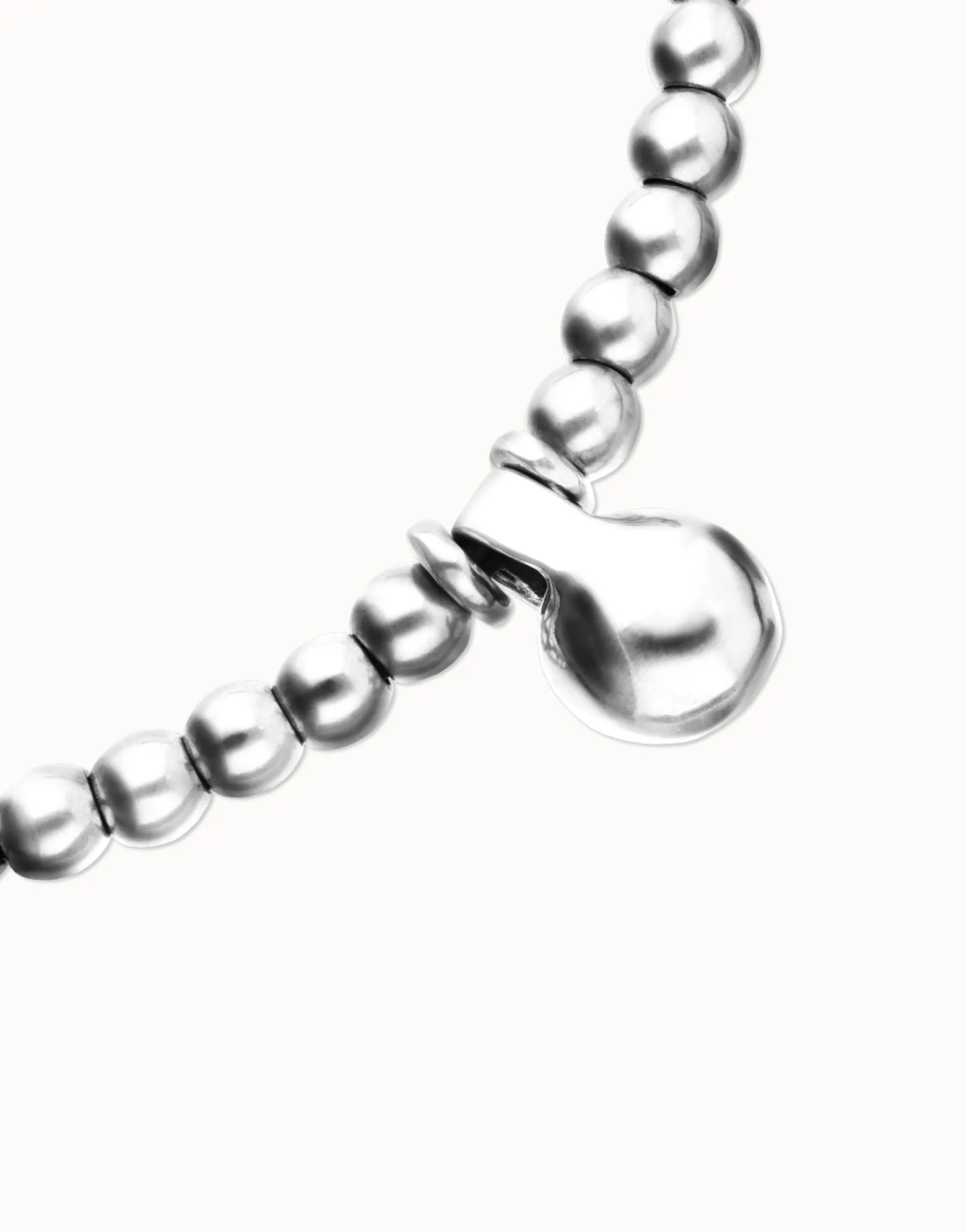 Collar de esferas medianas bañadas en plata de ley y esfera grande