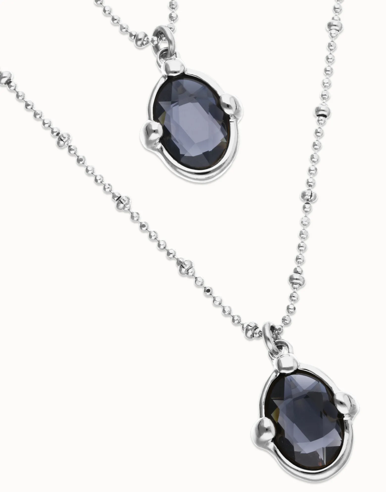 Collar doble bañado en plata con dos cristales facetados ovalados negros