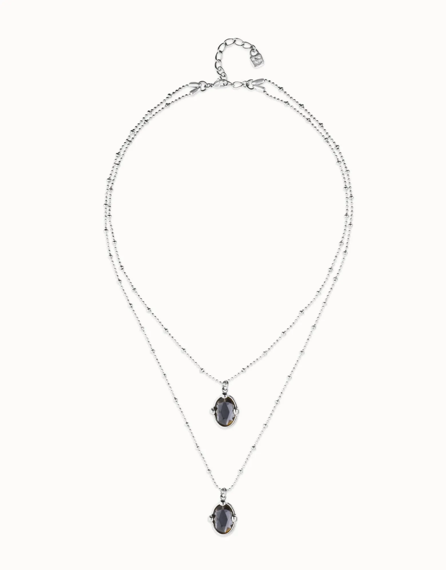 Collar doble bañado en plata con dos cristales facetados ovalados negros