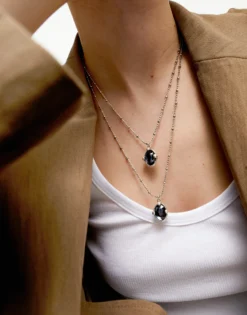 Collar doble bañado en plata con dos cristales facetados ovalados negros