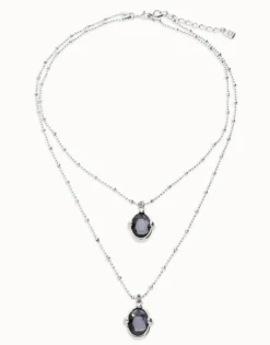 Collar doble bañado en plata con dos cristales facetados ovalados negros