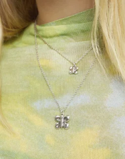 Collar doble con mariposas bañado en plata de ley