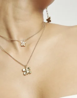 Collar doble con mariposas bañado en oro 18k