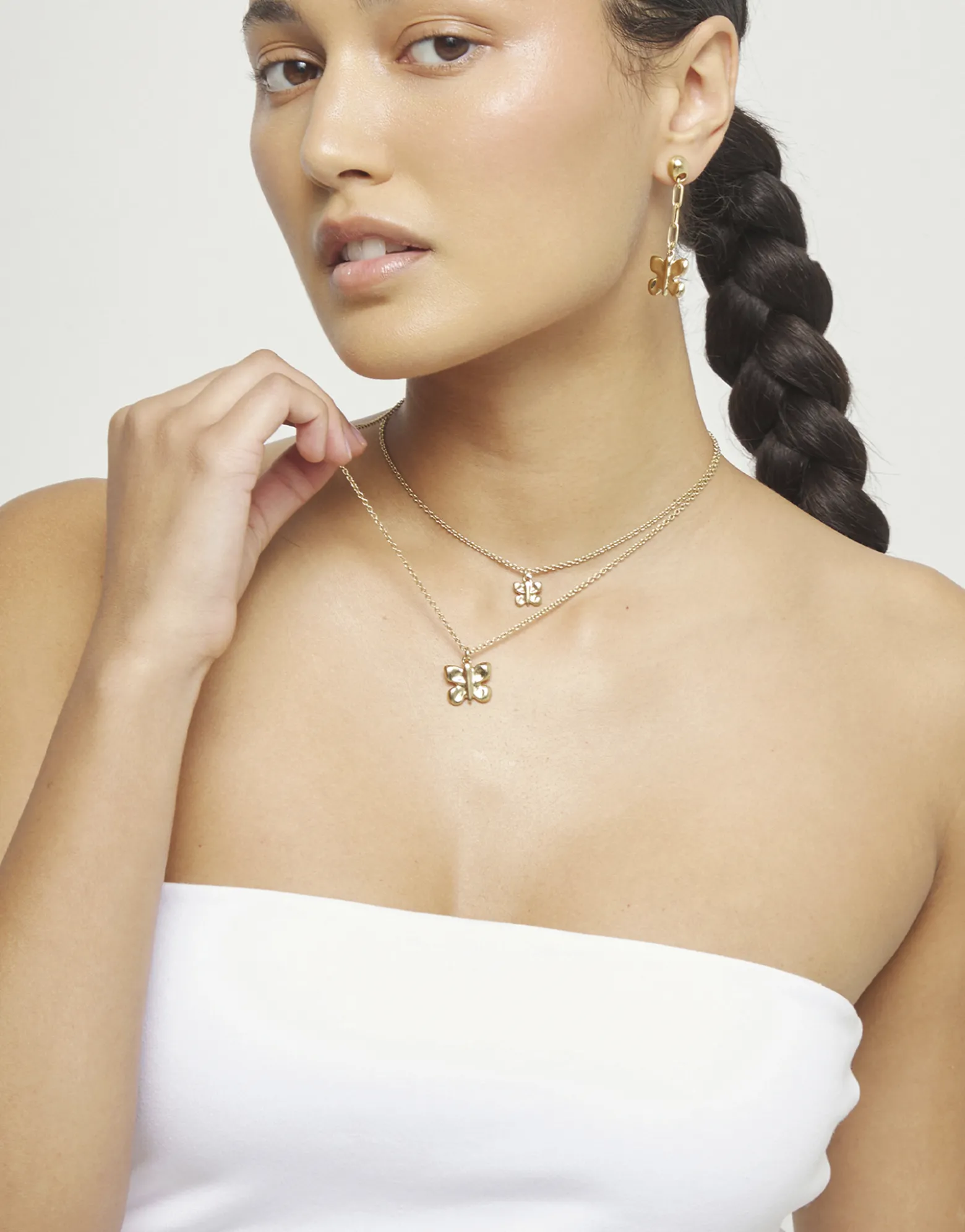 Collar doble con mariposas bañado en oro 18k