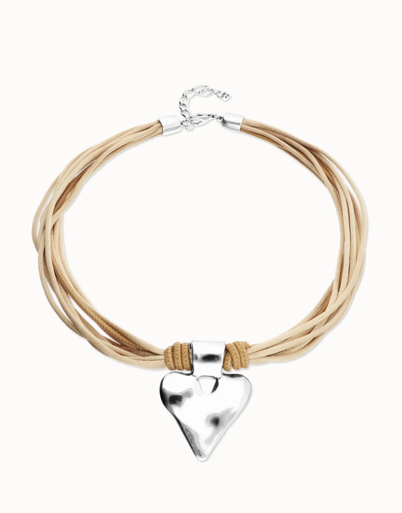 Collar hilo de seda y cuero camel con detalle de corazón bañado en plata