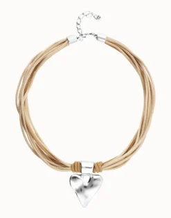 Collar hilo de seda y cuero camel con detalle de corazón bañado en plata