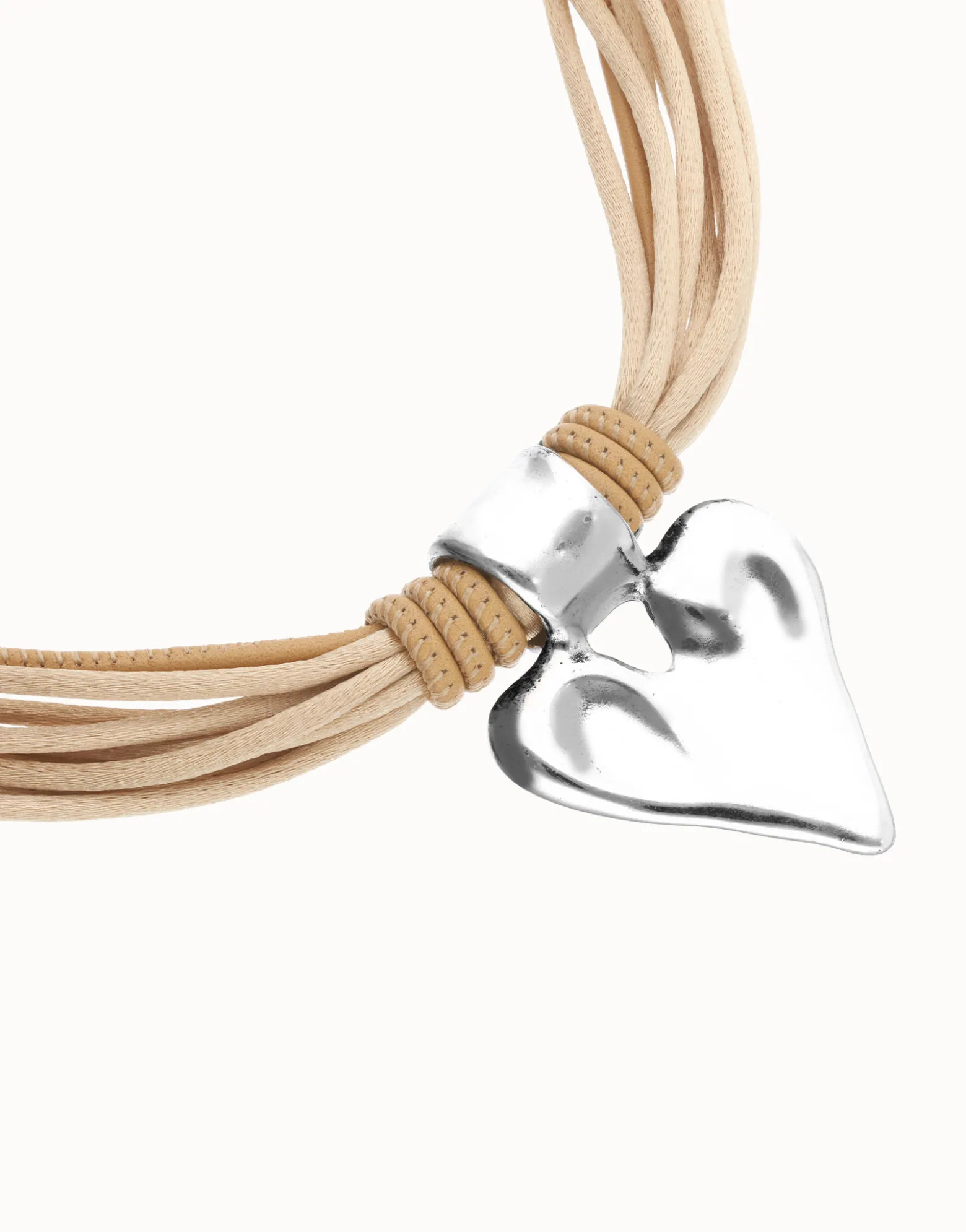 Collar hilo de seda y cuero camel con detalle de corazón bañado en plata