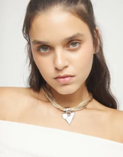 Collar hilo de seda y cuero camel con detalle de corazón bañado en plata
