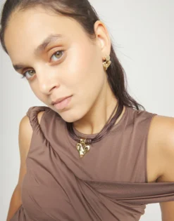 Collar hilo de seda y cuero con detalle de corazón bañado en oro 18k