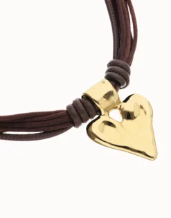Collar hilo de seda y cuero con detalle de corazón bañado en oro 18k