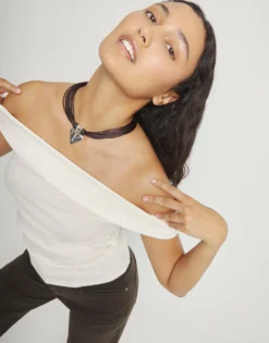 Collar hilo de seda y cuero marrón con detalle de corazón bañado en plata