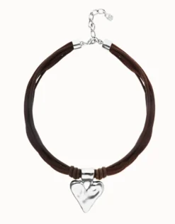 Collar hilo de seda y cuero marrón con detalle de corazón bañado en plata