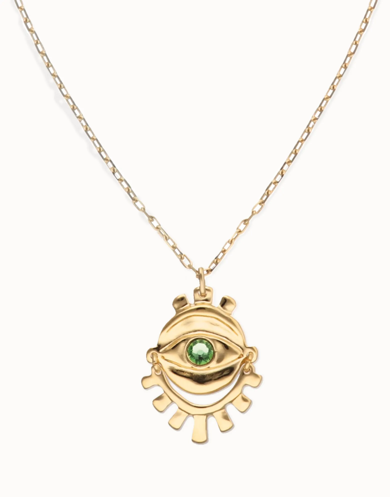 Collar largo bañado en oro 18k con detalle de ojo y cristal facetado verde