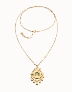 Collar largo bañado en oro 18k con detalle de ojo y cristal facetado verde