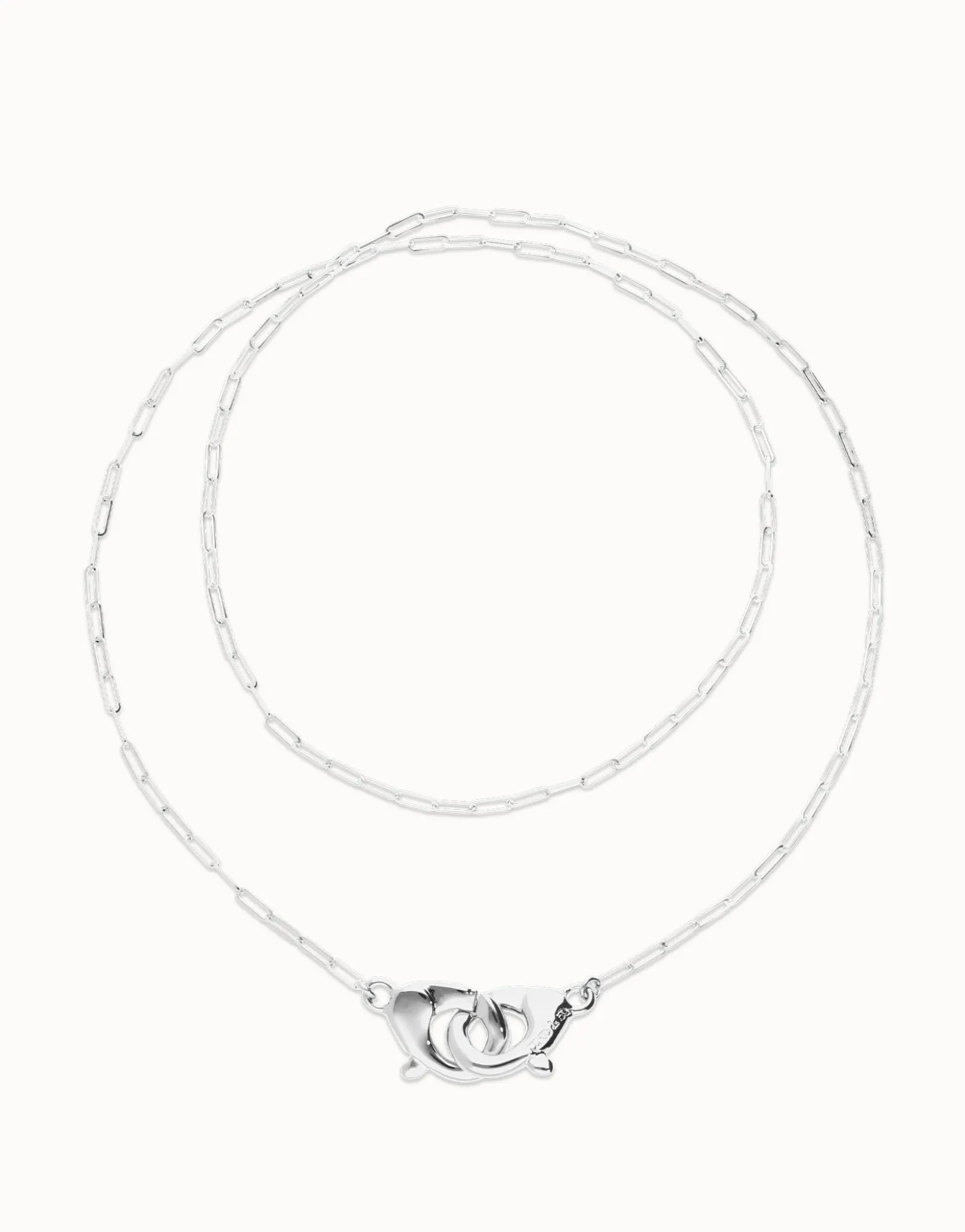 Collar largo bañado en plata con mosquetón entrelazado